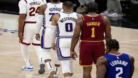 阿贾克斯击败埃因霍温，巅峰之战告捷